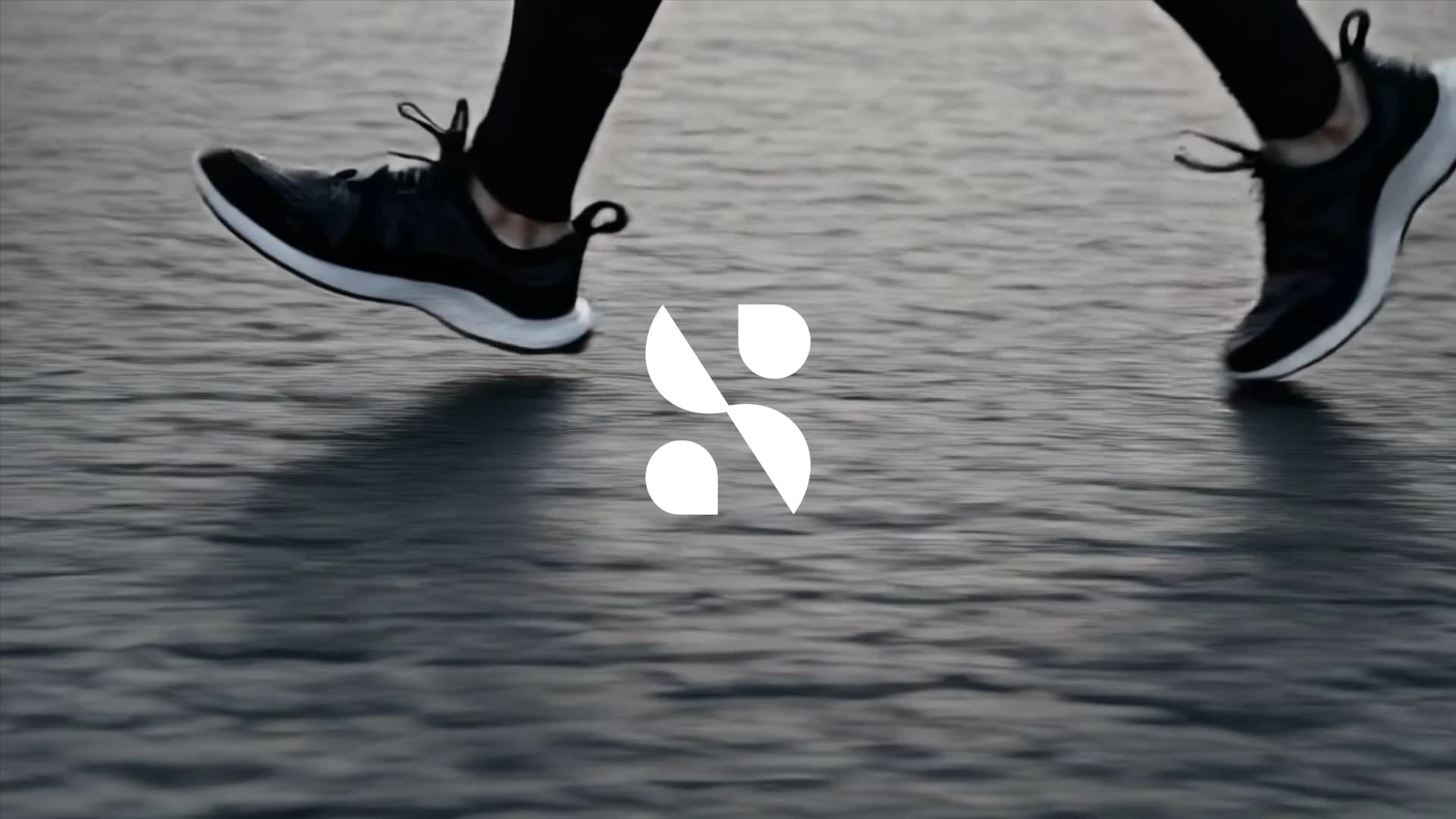 Persona corriendo con zapatillas deportivas sobre una superficie reflectante, con el logotipo de SYLACORE