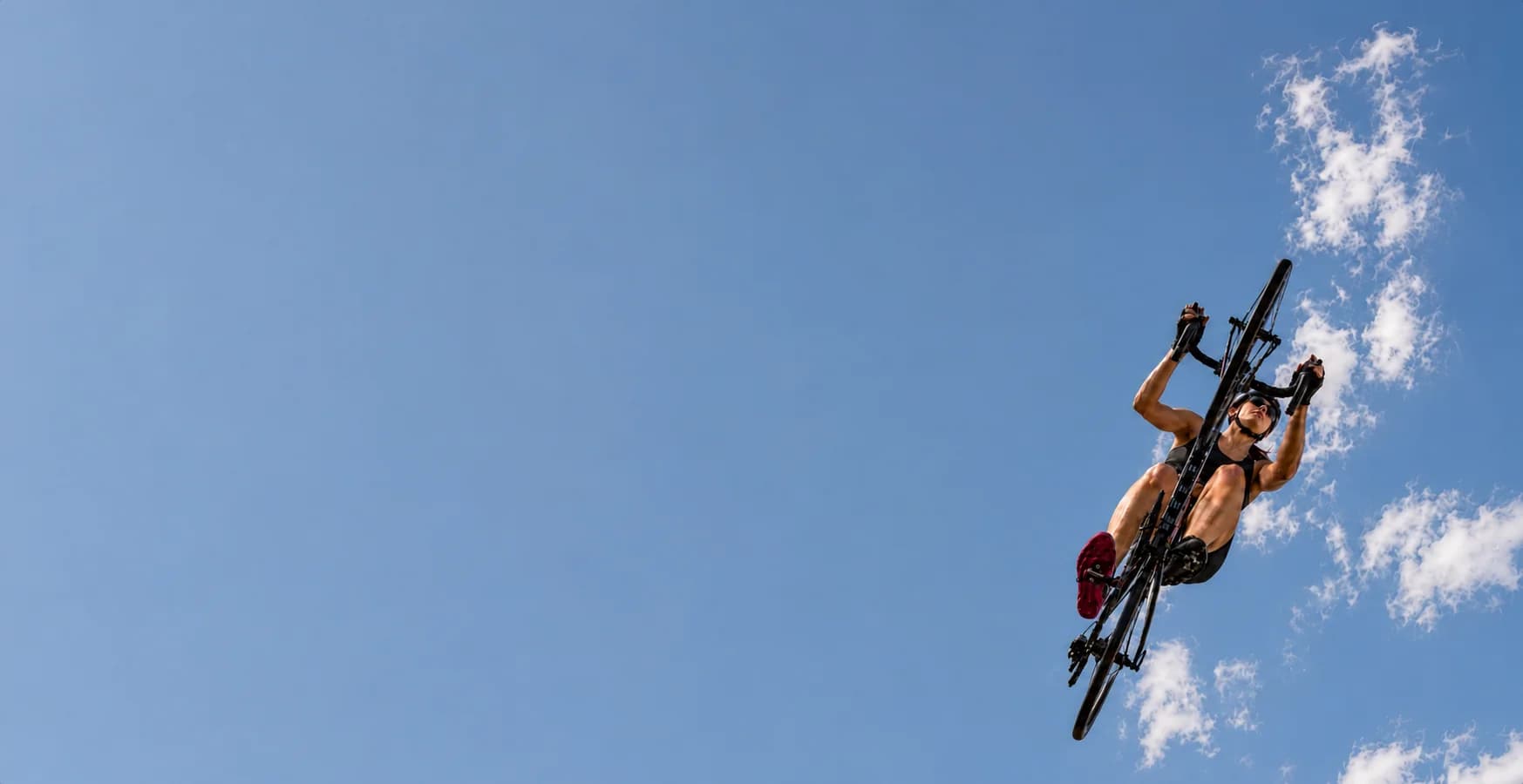 Ciclista en acción con plantillas personalizadas SYLACORE Sport